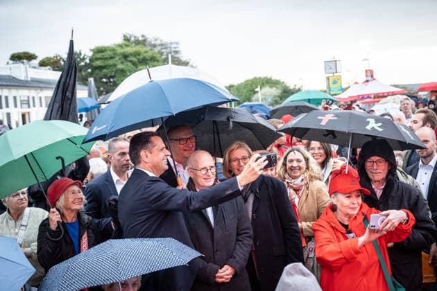 SPD Minister Presidents Olaf Lies, Anke Rehlinger, Dietmar Woidke, and Hamburg’s First Mayor Peter Tschentscher take a selfie with umbrellas at the SPD’s closing rally at the Warnemünde Lighthouse ahead of the state election in Mecklenburg-Western Pomerania, Rostock-Warnemünde, Mecklenburg-Western Pomerania, Germany, lighthouse