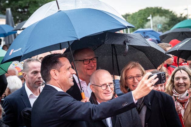 SPD Minister Presidents Olaf Lies, Anke Rehlinger, Dietmar Woidke, and Hamburg’s First Mayor Peter Tschentscher take a selfie with umbrellas at the SPD’s closing rally at the Warnemünde Lighthouse for the state election in Mecklenburg-Western Pomerania, Rostock-Warnemünde, Mecklenburg-Western Pomerania, Germany, lighthouse