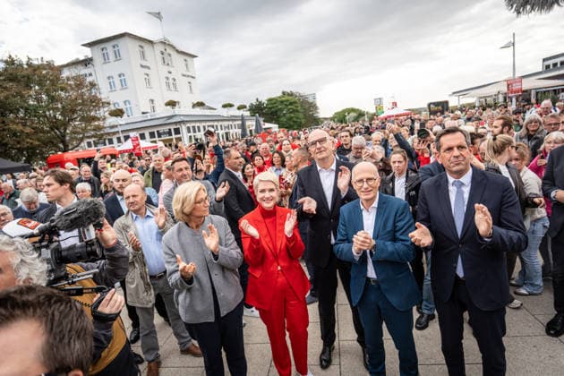 Current SPD Minister Presidents Olaf Lies, Anke Rehlinger, Manuela Schwesig, Dietmar Woidke, and Hamburg’s First Mayor Peter Tschentscher gathered in Warnemünde for the SPD’s closing rally at the Warnemünde Lighthouse ahead of the state election in Mecklenburg-Western Pomerania, Rostock-Warnemünde, Mecklenburg-Western Pomerania, Germany, Lighthouse