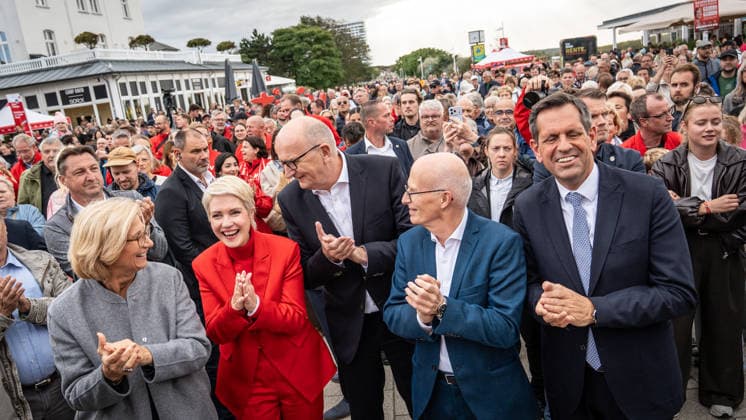 Current SPD Minister Presidents Olaf Lies, Anke, Rehlinger, Manuela Schwesig, Dietmar Woidke, and Hamburg’s First Mayor Peter Tschentscher gathered in Warnemünde for the SPD’s closing rally at the Warnemünde Lighthouse ahead of the state election in Mecklenburg-Western Pomerania, Rostock-Warnemünde, Mecklenburg-Western Pomerania, Germany, Lighthouse