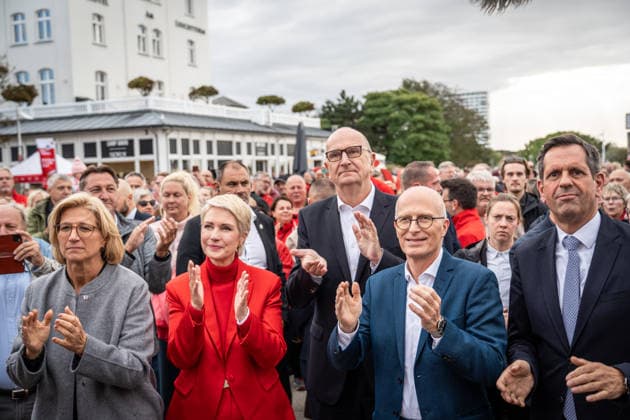 Current SPD Minister Presidents Olaf Lies, Anke Rehlinger, Manuela Schwesig, Dietmar Woidke, and Hamburg’s First Mayor Peter Tschentscher together in Warnemünde at the SPD’s closing rally at the Warnemünde Lighthouse for the state election in Mecklenburg-Western Pomerania, Rostock-Warnemünde, Mecklenburg-Western Pomerania, Germany, Lighthouse