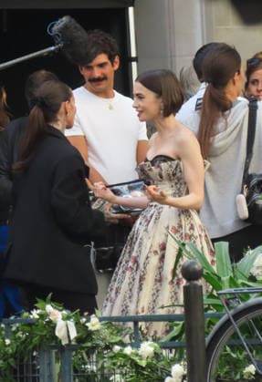 Exclu - Emily in Paris Set - Paris Exclusive - Lily Collins during the filming of Emily in Paris in Paris, France on September 18, 2026. Photo by ABACAPRESS.COM Paris France  Copyright: xABACAx