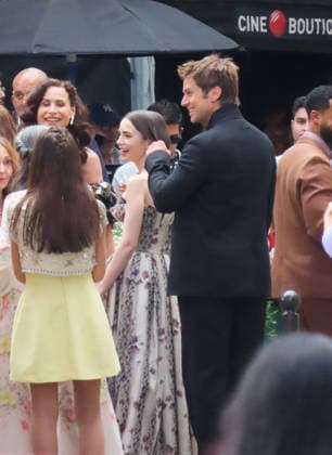 Exclu - Emily in Paris Set - Paris Exclusive - Lily Collins and Lucas Bravo during the filming of Emily in Paris in Paris, France on September 18, 2026. Photo by ABACAPRESS.COM Paris France  Copyright: xABACAx