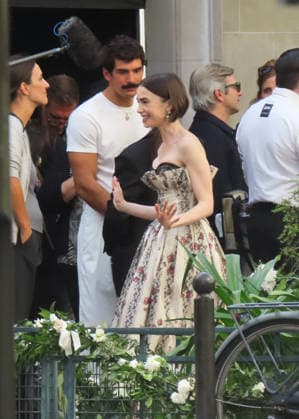 Exclu - Emily in Paris Set - Paris Exclusive - Lily Collins during the filming of Emily in Paris in Paris, France on September 18, 2026. Photo by ABACAPRESS.COM Paris France  Copyright: xABACAx