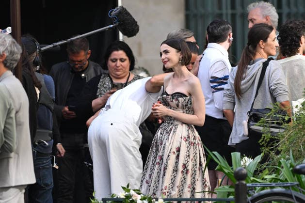 Exclu - Emily in Paris Set - Paris Exclusive - Lily Collins during the filming of Emily in Paris in Paris, France on September 18, 2026. Photo by Florian Poitout ABACAPRESS.COM Paris France  Copyright: xPoitoutxFlorian ABACAx