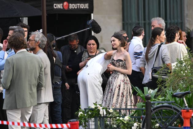 Exclu - Emily in Paris Set - Paris Exclusive - Lily Collins during the filming of Emily in Paris in Paris, France on September 18, 2026. Photo by Florian Poitout ABACAPRESS.COM Paris France  Copyright: xPoitoutxFlorian ABACAx