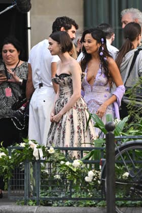 Exclu - Emily in Paris Set - Paris Exclusive - Lily Collins and Ashley Park during the filming of Emily in Paris in Paris, France on September 18, 2026. Photo by Florian Poitout ABACAPRESS.COM Paris France  Copyright: xPoitoutxFlorian ABACAx
