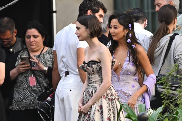 Exclu - Emily in Paris Set - Paris Exclusive - Lily Collins and Ashley Park during the filming of Emily in Paris in Paris, France on September 18, 2026. Photo by Florian Poitout ABACAPRESS.COM Paris France  Copyright: xPoitoutxFlorian ABACAx