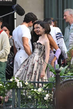 Exclu - Emily in Paris Set - Paris Exclusive - Lily Collins and Ashley Park during the filming of Emily in Paris in Paris, France on September 18, 2026. Photo by Florian Poitout ABACAPRESS.COM Paris France  Copyright: xPoitoutxFlorian ABACAx