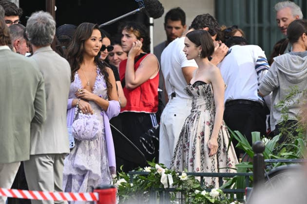 Exclu - Emily in Paris Set - Paris Exclusive - Lily Collins and Ashley Park during the filming of Emily in Paris in Paris, France on September 18, 2026. Photo by Florian Poitout ABACAPRESS.COM Paris France  Copyright: xPoitoutxFlorian ABACAx
