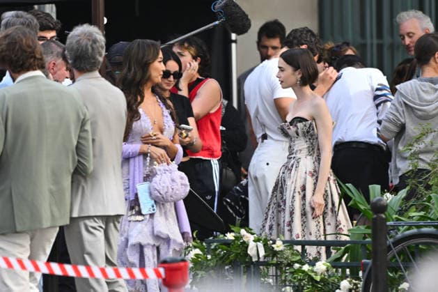 Exclu - Emily in Paris Set - Paris Exclusive - Lily Collins and Ashley Park during the filming of Emily in Paris in Paris, France on September 18, 2026. Photo by Florian Poitout ABACAPRESS.COM Paris France  Copyright: xPoitoutxFlorian ABACAx