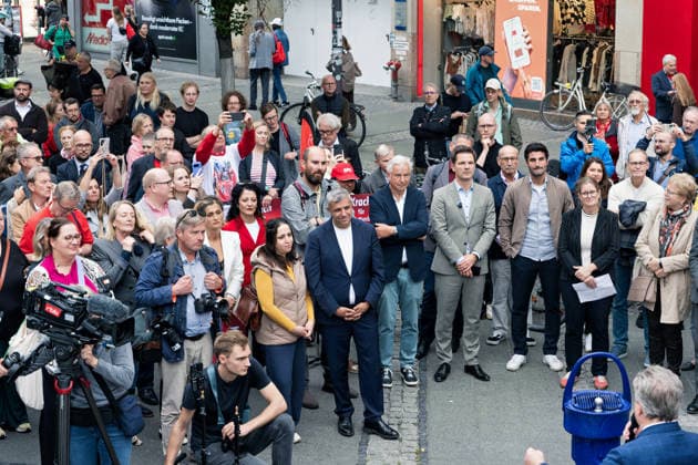 Berlin, September 18, 2026, Closing rally of the Berlin SPD with Steffen Krach ahead of the upcoming election to the House of Representatives on September 20, 2026, at Stuttgarter Platz on Wilmersdorfer Straße; Michael Ludwig (SPÖ), Mayor and Governor of Vienna; Klaus Wowereit; and others