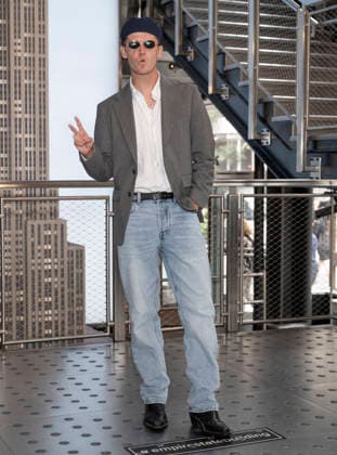 September 18, 2026, New York, New York, USA: JAMIE MILLER visits the Empire State Building in New York to celebrate his viral new single, Babydoll. 18 September 2026 New York USA  - ZUMAa265 20260918_zep_a265_005 Copyright: xEricxAcquayex