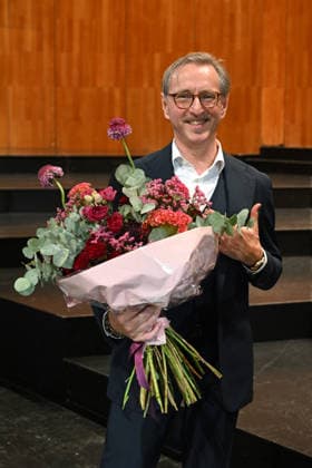 Press conference to introduce the designated artistic director of the Salzburg Festival at the Grosses Festspielhaus in Salzburg, photographed on September 18, 2026. The photo shows the designated artistic director of the Salzburg Festival, effective November 1, 2027, the Belgian Peter de Caluwe with a bouquet of flowers