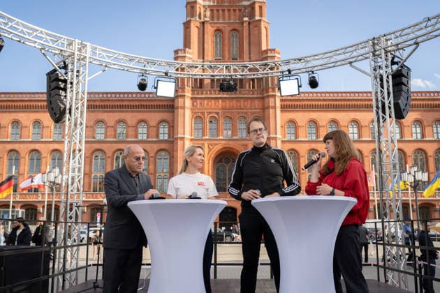 Campaign Wrap-Up, Alexanderplatz, Die Linke Berlin, Campaign Wrap-Up, Alexanderplatz, Die Linke, Gregor Gysi, Ines Schwerdtner, Sören Pellmann Berlin Berlin GER