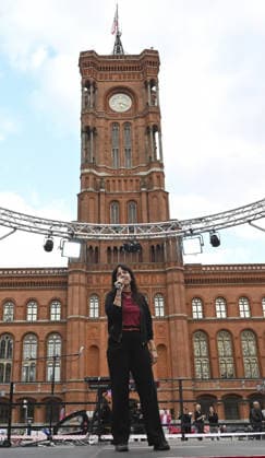 Elif Eralp meets voters ahead of Berlin state elections BERLIN, GERMANY - SEPTEMBER 18: Die Linke s lead candidate for the Berlin state elections, Elif Eralp, meets with voters during an election campaign event held in front of Berlin City Hall (Rotes Rathaus) in Berlin, Germany on September 18, 2026, ahead of the elections scheduled for September 20. Eralp delivers a speech during the event. Halil Sagirkaya Anadolu Berlin Germany. Editorial use only. Please get in touch for any other usage.  Copyright: x2026xAnadoluxHalilxSagirkayax