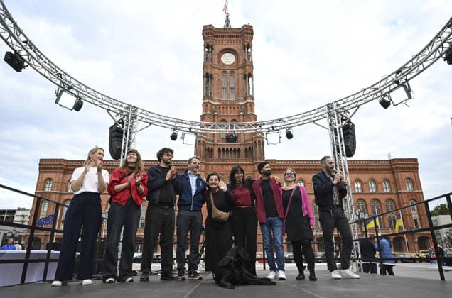 Elif Eralp meets voters ahead of Berlin state elections BERLIN, GERMANY - SEPTEMBER 18: Die Linke s lead candidate for the Berlin state elections, Elif Eralp, meets with voters during an election campaign event held in front of Berlin City Hall (Rotes Rathaus) in Berlin, Germany on September 18, 2026, ahead of the elections scheduled for September 20. Halil Sagirkaya Anadolu Berlin Germany. Editorial use only. Please get in touch for any other usage.  Copyright: x2026xAnadoluxHalilxSagirkayax