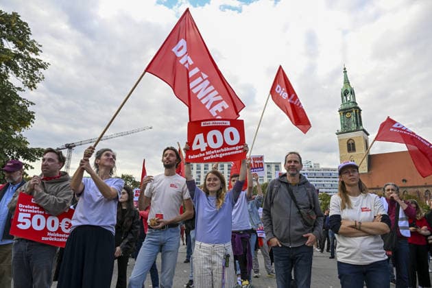 Elif Eralp meets voters ahead of Berlin state elections BERLIN, GERMANY - SEPTEMBER 18: Die Linke s lead candidate for the Berlin state elections, Elif Eralp, meets with voters during an election campaign event held in front of Berlin City Hall (Rotes Rathaus) in Berlin, Germany on September 18, 2026, ahead of the elections scheduled for September 20. Halil Sagirkaya Anadolu Berlin Germany. Editorial use only. Please get in touch for any other usage.  Copyright: x2026xAnadoluxHalilxSagirkayax