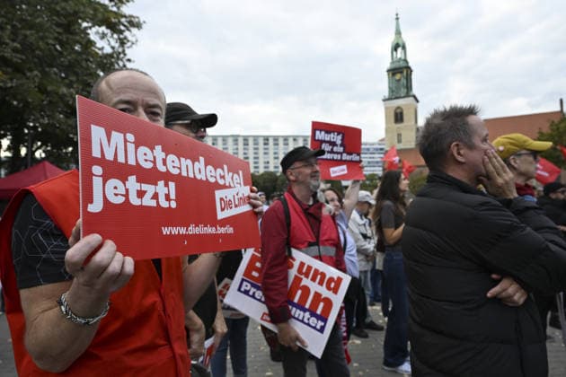 Elif Eralp meets voters ahead of Berlin state elections BERLIN, GERMANY - SEPTEMBER 18: Die Linke s lead candidate for the Berlin state elections, Elif Eralp, meets with voters during an election campaign event held in front of Berlin City Hall (Rotes Rathaus) in Berlin, Germany on September 18, 2026, ahead of the elections scheduled for September 20. Halil Sagirkaya Anadolu Berlin Germany. Editorial use only. Please get in touch for any other usage.  Copyright: x2026xAnadoluxHalilxSagirkayax