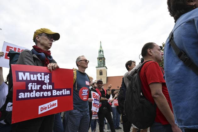 Elif Eralp meets voters ahead of Berlin state elections BERLIN, GERMANY - SEPTEMBER 18: Die Linke s lead candidate for the Berlin state elections, Elif Eralp, meets with voters during an election campaign event held in front of Berlin City Hall (Rotes Rathaus) in Berlin, Germany on September 18, 2026, ahead of the elections scheduled for September 20. Halil Sagirkaya Anadolu Berlin Germany. Editorial use only. Please get in touch for any other usage.  Copyright: x2026xAnadoluxHalilxSagirkayax