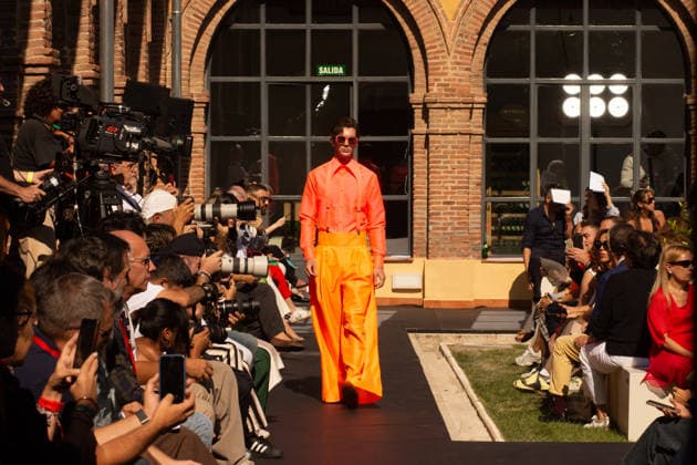 IPA88678387 - MADRID, SPAIN. SEPTEMBER 18, 2026: A model walks the runway showcasing a design by Maison Mesa during Mercedes-Benz Fashion Week Madrid 2026 (MBFWMadrid) on September 18, 2026, in Madrid, Spain. The designer presented its latest collection as part of the official fashion week schedule, with models showcasing the brand™s contemporary silhouettes, distinctive volumes, and intricate details on the runway.  Copyright: xFrancescoxMilitelloxMirtox xx IPA88678387