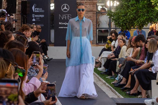 IPA88678357 - MADRID, SPAIN. SEPTEMBER 18, 2026: A model walks the runway showcasing a creation by Maison Mesa during Mercedes-Benz Fashion Week Madrid 2026 (MBFWMadrid) on September 18, 2026, in Madrid, Spain. The designer presented its latest collection as part of the official fashion week schedule, with models showcasing the brand™s contemporary silhouettes, distinctive volumes, and intricate details on the runway.  Copyright: xFrancescoxMilitelloxMirtox xx IPA88678357