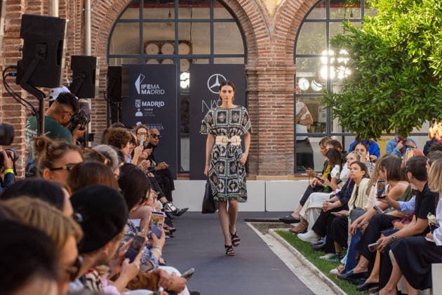 IPA88678360 - MADRID, SPAIN. SEPTEMBER 18, 2026: A model walks the runway showcasing a creation by Maison Mesa during Mercedes-Benz Fashion Week Madrid 2026 (MBFWMadrid) on September 18, 2026, in Madrid, Spain. The designer presented its latest collection as part of the official fashion week schedule, with models showcasing the brand™s contemporary silhouettes, distinctive volumes, and intricate details on the runway.  Copyright: xFrancescoxMilitelloxMirtox xx IPA88678360