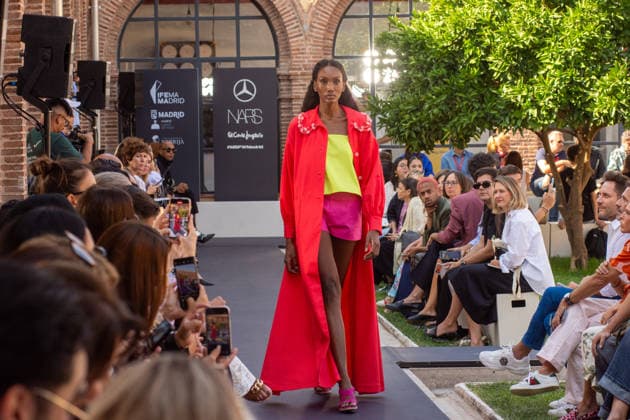 IPA88678372 - MADRID, SPAIN. SEPTEMBER 18, 2026: A model walks the runway showcasing a creation by Maison Mesa during Mercedes-Benz Fashion Week Madrid 2026 (MBFWMadrid) on September 18, 2026, in Madrid, Spain. The designer presented its latest collection as part of the official fashion week schedule, with models showcasing the brand™s contemporary silhouettes, distinctive volumes, and intricate details on the runway.  Copyright: xFrancescoxMilitelloxMirtox xx IPA88678372