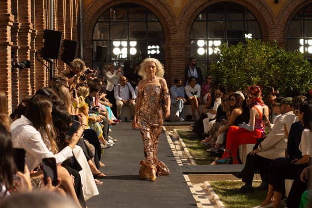 IPA88678394 - MADRID, SPAIN. SEPTEMBER 18, 2026: A model walks the runway showcasing a creation by Maison Mesa during Mercedes-Benz Fashion Week Madrid 2026 (MBFWMadrid) on September 18, 2026, in Madrid, Spain. The designer presented its latest collection as part of the official fashion week schedule, with models showcasing the brand™s contemporary silhouettes, distinctive volumes, and intricate details on the runway.  Copyright: xFrancescoxMilitelloxMirtox xx IPA88678394