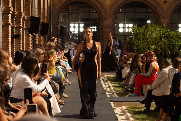 IPA88678399 - MADRID, SPAIN. SEPTEMBER 18, 2026: A model walks the runway showcasing a creation by Maison Mesa during Mercedes-Benz Fashion Week Madrid 2026 (MBFWMadrid) on September 18, 2026, in Madrid, Spain. The designer presented its latest collection as part of the official fashion week schedule, with models showcasing the brand™s contemporary silhouettes, distinctive volumes, and intricate details on the runway.  Copyright: xFrancescoxMilitelloxMirtox xx IPA88678399