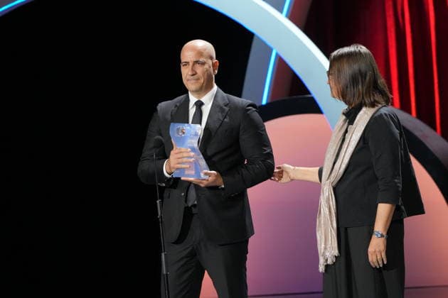The 74th San Sebastián International Film Festival Kicks Off FIPRESCI Vice President Paola Casella presents the FIPRESCI Award to the vice president of Warner Spain, Carlos Prada, who accepts it on behalf of Paul Thomas Anderson for his film *One Battle After Another* during the opening of the 74th edition of the San Sebastián International Film Festival at the Kursaal Conference Center and Auditorium on September 18, 2026, in San Sebastián, Guipúzcoa, Basque Country, Spain. The San Sebastián Film Festival kicks off its 74th edition this Friday, September 18, and will run through September 26, featuring one of the largest gatherings of stars in recent years, with names such as Brad Pitt, Penélope Cruz, Orlando Bloom, Rami Malek, Jeremy Iro Copyright: xUnanuex 7784568