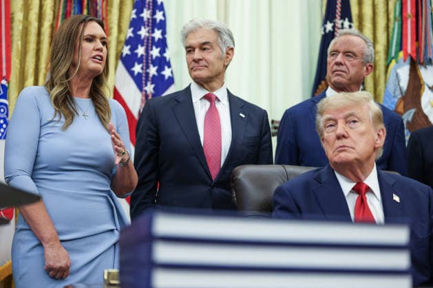 DC: President Trump Announces New Most Favored Nation Drug Pricing for Medicaid Sarah Huckabee Sanders speaks as Dr. Mehmet Oz, Robert F. Kennedy Jr. and President Donald Trump listen during an announcement of the new most favored nation pricing for some drugs in the Oval Office at the White House on September 18, 2026 in Washington, D.C. Many countries have negotiated prices for certain drugs that are significantly lower than what Americans pay for the same medication and the new deal will allow states Medicaid programs to benefit from those lower prices. (Photo by Samuel Corum Pool ABACAPRESS.COM) Washington DC United States  Copyright: xPool ABACAx