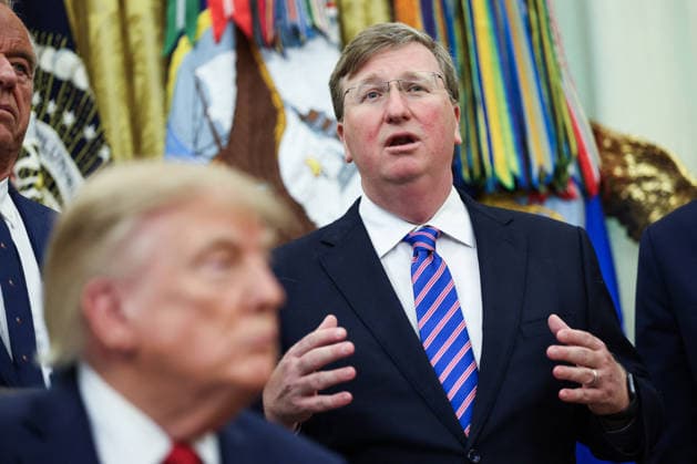 DC: President Trump Announces New Most Favored Nation Drug Pricing for Medicaid Mississippi Gov. Tate Reeves speaks as President Donald Trump listens during an announcement of the new most favored nation pricing for some drugs in the Oval Office at the White House on September 18, 2026 in Washington, D.C. Many countries have negotiated prices for certain drugs that are significantly lower than what Americans pay for the same medication and the new deal will allow states Medicaid programs to benefit from those lower prices. (Photo by Samuel Corum Pool ABACAPRESS.COM) Washington DC United States  Copyright: xPool ABACAx
