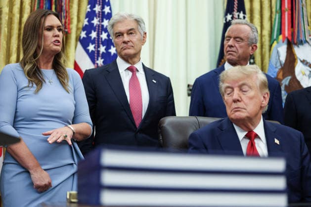 DC: President Trump Announces New Most Favored Nation Drug Pricing for Medicaid Sarah Huckabee Sanders speaks as Dr. Mehmet Oz, Robert F. Kennedy Jr. and President Donald Trump listen during an announcement of the new most favored nation pricing for some drugs in the Oval Office at the White House on September 18, 2026 in Washington, D.C. Many countries have negotiated prices for certain drugs that are significantly lower than what Americans pay for the same medication and the new deal will allow states Medicaid programs to benefit from those lower prices. (Photo by Samuel Corum Pool ABACAPRESS.COM) Washington DC United States  Copyright: xPool ABACAx