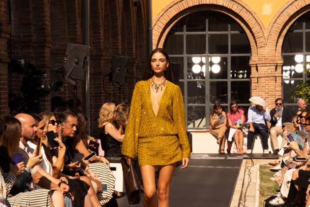 IPA88682616 - MADRID, SPAIN. SEPTEMBER 18, 2026: A model walks the runway showcasing a design by Lola Casademunt by Maite during Mercedes-Benz Fashion Week Madrid 2026 (MBFWMadrid) on September 18, 2026, in Madrid, Spain. The designer brand presented its latest collection as part of the official fashion week schedule, highlighting expressive styling, contemporary silhouettes, and meticulously crafted details throughout the runway show.  Copyright: xFrancescoxMilitelloxMirtox xx IPA88682616