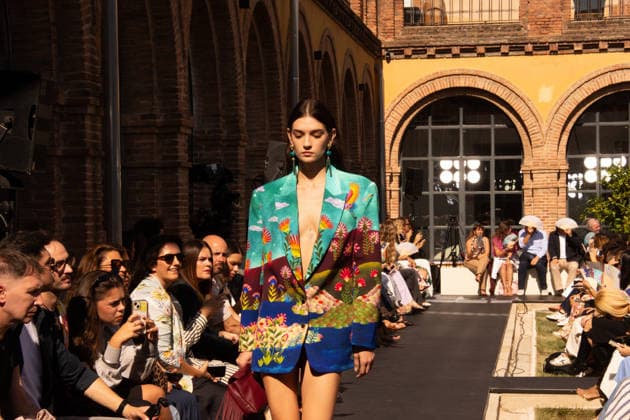 IPA88682617 - MADRID, SPAIN. SEPTEMBER 18, 2026: A model walks the runway showcasing a design by Lola Casademunt by Maite during Mercedes-Benz Fashion Week Madrid 2026 (MBFWMadrid) on September 18, 2026, in Madrid, Spain. The designer brand presented its latest collection as part of the official fashion week schedule, highlighting expressive styling, contemporary silhouettes, and meticulously crafted details throughout the runway show.  Copyright: xFrancescoxMilitelloxMirtox xx IPA88682617