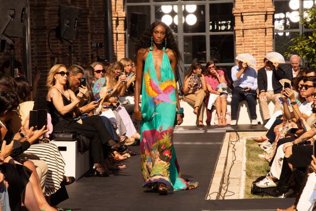 IPA88682618 - MADRID, SPAIN. SEPTEMBER 18, 2026: A model walks the runway showcasing a design by Lola Casademunt by Maite during Mercedes-Benz Fashion Week Madrid 2026 (MBFWMadrid) on September 18, 2026, in Madrid, Spain. The designer brand presented its latest collection as part of the official fashion week schedule, highlighting expressive styling, contemporary silhouettes, and meticulously crafted details throughout the runway show.  Copyright: xFrancescoxMilitelloxMirtox xx IPA88682618