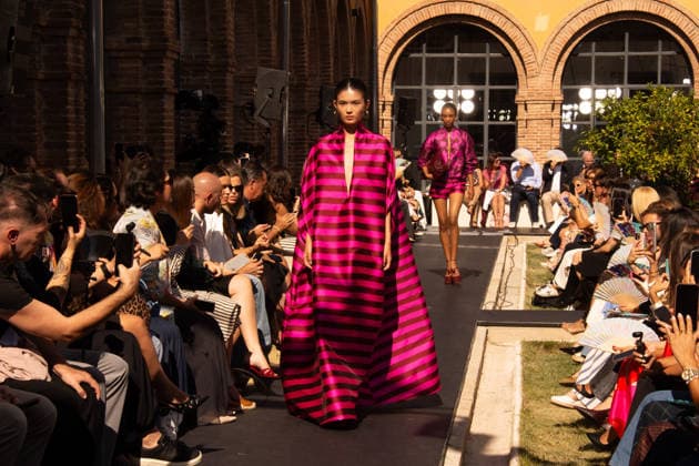 IPA88682619 - MADRID, SPAIN. SEPTEMBER 18, 2026: A model walks the runway showcasing a design by Lola Casademunt by Maite during Mercedes-Benz Fashion Week Madrid 2026 (MBFWMadrid) on September 18, 2026, in Madrid, Spain. The designer brand presented its latest collection as part of the official fashion week schedule, highlighting expressive styling, contemporary silhouettes, and meticulously crafted details throughout the runway show.  Copyright: xFrancescoxMilitelloxMirtox xx IPA88682619