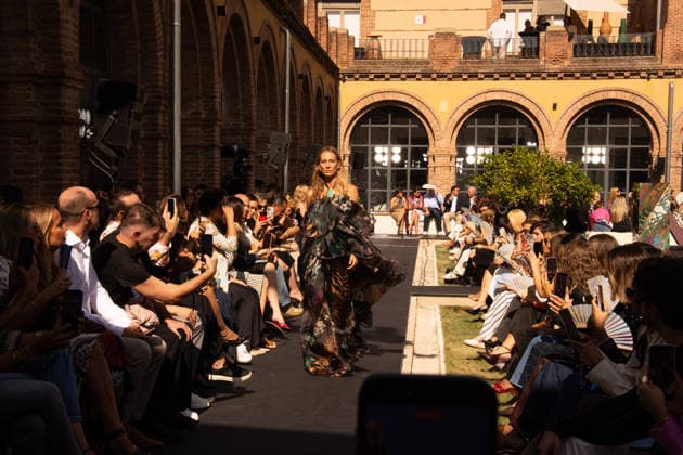 IPA88682607 - MADRID, SPAIN. SEPTEMBER 18, 2026: A model walks the runway showcasing a design by Lola Casademunt by Maite during Mercedes-Benz Fashion Week Madrid 2026 (MBFWMadrid) on September 18, 2026, in Madrid, Spain. The designer brand presented its latest collection as part of the official fashion week schedule, highlighting expressive styling, contemporary silhouettes, and meticulously crafted details throughout the runway show.  Copyright: xFrancescoxMilitelloxMirtox xx IPA88682607