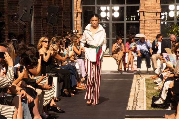 IPA88682608 - MADRID, SPAIN. SEPTEMBER 18, 2026: A model walks the runway showcasing a design by Lola Casademunt by Maite during Mercedes-Benz Fashion Week Madrid 2026 (MBFWMadrid) on September 18, 2026, in Madrid, Spain. The designer brand presented its latest collection as part of the official fashion week schedule, highlighting expressive styling, contemporary silhouettes, and meticulously crafted details throughout the runway show.  Copyright: xFrancescoxMilitelloxMirtox xx IPA88682608