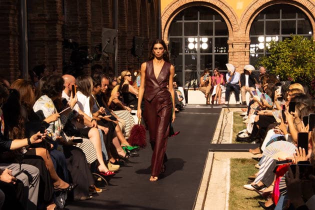 IPA88682620 - MADRID, SPAIN. SEPTEMBER 18, 2026: A model walks the runway showcasing a design by Lola Casademunt by Maite during Mercedes-Benz Fashion Week Madrid 2026 (MBFWMadrid) on September 18, 2026, in Madrid, Spain. The designer brand presented its latest collection as part of the official fashion week schedule, highlighting expressive styling, contemporary silhouettes, and meticulously crafted details throughout the runway show.  Copyright: xFrancescoxMilitelloxMirtox xx IPA88682620