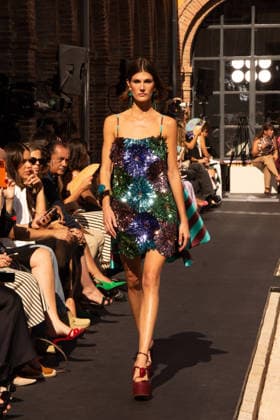 IPA88682622 - MADRID, SPAIN. SEPTEMBER 18, 2026: A model walks the runway showcasing a design by Lola Casademunt by Maite during Mercedes-Benz Fashion Week Madrid 2026 (MBFWMadrid) on September 18, 2026, in Madrid, Spain. The designer brand presented its latest collection as part of the official fashion week schedule, highlighting expressive styling, contemporary silhouettes, and meticulously crafted details throughout the runway show.  Copyright: xFrancescoxMilitelloxMirtox xx IPA88682622