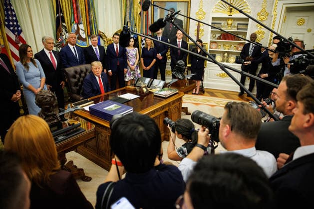 DC: President Trump Announces New Most Favored Nation Drug Pricing for Medicaid President Donald Trump answers questions from reporters after announcing new most favored nation pricing for some drugs in the Oval Office at the White House on September 18, 2026 in Washington, D.C. Many countries have negotiated prices for certain drugs that are significantly lower than what Americans pay for the same medication and the new deal will allow states Medicaid programs to benefit from those lower prices. (Photo by Samuel Corum Pool ABACAPRESS.COM) Washington DC United States  Copyright: xPool ABACAx