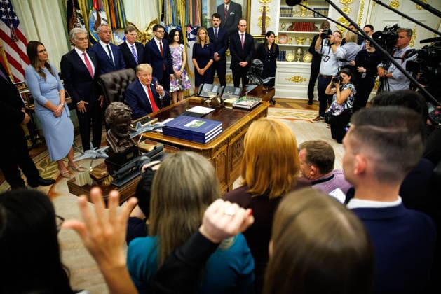 DC: President Trump Announces New Most Favored Nation Drug Pricing for Medicaid President Donald Trump answers questions from reporters after announcing new most favored nation pricing for some drugs in the Oval Office at the White House on September 18, 2026 in Washington, D.C. Many countries have negotiated prices for certain drugs that are significantly lower than what Americans pay for the same medication and the new deal will allow states Medicaid programs to benefit from those lower prices. (Photo by Samuel Corum Pool ABACAPRESS.COM) Washington DC United States  Copyright: xPool ABACAx