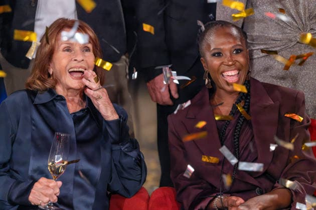 Jubiläumsausgabe 50 Jahre Kölner Treff am 18. September 2026. Im Bild die österreichisch-deutsche Schauspielerin und Filmproduzentin Senta Berger (links) mit der südafrikanisch-deutschen Tänzerin und Tanztrainerin Motsi Mabuse im Konfettiregen. Susan Link und Micky Beisenherz befragten wie immer humorvoll und erfrischend neugierig ihre Gäste. Zum 50. Jubiläum wurde die Talk-Show nicht vor der Sendung aufgezeichnet, sondern ab 20Uhr15 live ins Programm gebracht. Wegen des Jubiläums zeigte der WDR ab 22Uhr30 50 Jahre Kölner Treff die Doku, ab 23Uhr15 unter dem Titel Echt jetzt, Kölner Treff?!, wofür der WDR sein Archiv öffnete. Den Abschluss bildete ab 00Uhr15 Kölner Treff Best of TV-Darlings mit