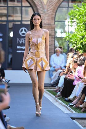 Custo Barcelona - Mercedes Benz Fashion Week Madrid, Spain - 18 Sept 2026 A model parades with Custo Barcelona design during Mercedes Benz Fashion Week Madrid Cibeles Palace in Madrid. Madrid Spain Copyright: xAtilanoxGarciax xSOPAxImagesx PHOTO08501