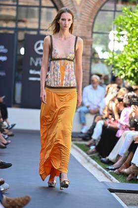Custo Barcelona - Mercedes Benz Fashion Week Madrid, Spain - 18 Sept 2026 A model parades with Custo Barcelona design during Mercedes Benz Fashion Week Madrid Cibeles Palace in Madrid. Madrid Spain Copyright: xAtilanoxGarciax xSOPAxImagesx PHOTO08503