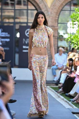 Custo Barcelona - Mercedes Benz Fashion Week Madrid, Spain - 18 Sept 2026 A model parades with Custo Barcelona design during Mercedes Benz Fashion Week Madrid Cibeles Palace in Madrid. Madrid Spain Copyright: xAtilanoxGarciax xSOPAxImagesx PHOTO08505
