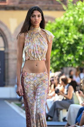 Custo Barcelona - Mercedes Benz Fashion Week Madrid, Spain - 18 Sept 2026 A model parades with Custo Barcelona design during Mercedes Benz Fashion Week Madrid Cibeles Palace in Madrid. Madrid Spain Copyright: xAtilanoxGarciax xSOPAxImagesx PHOTO08506