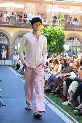 Custo Barcelona - Mercedes Benz Fashion Week Madrid, Spain - 18 Sept 2026 A model parades with Custo Barcelona design during Mercedes Benz Fashion Week Madrid Cibeles Palace in Madrid. Madrid Spain Copyright: xAtilanoxGarciax xSOPAxImagesx PHOTO08513